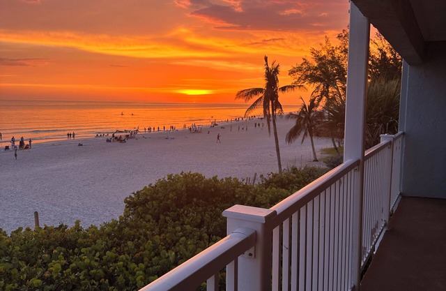 Luxurious beachfront condo, gorgeous top-floor Gulf views, heated pool!