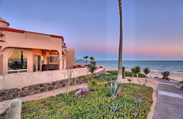Luxurious Beachfront house on the water, Private Jacuzzi, Sauna, Grill, Firepit