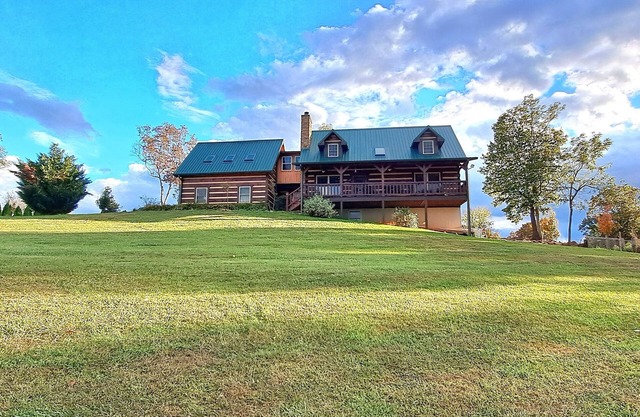 Luxurious cabin, mountain views near the Smokies! nPet and family friendly!