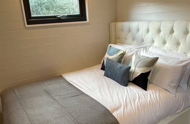 Luxurious Canal-side mini lodge in Llangollen.