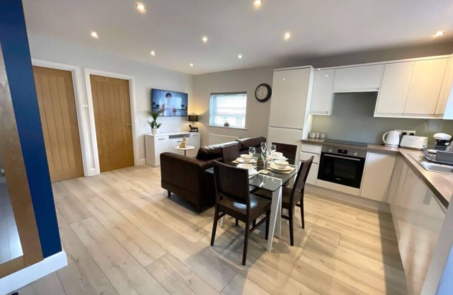 Luxurious City apartment - short walk from station