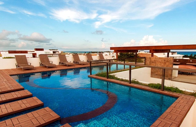 Luxurious condo with pool, fast WiFi, kitchenette & AC - 3 blocks to beach