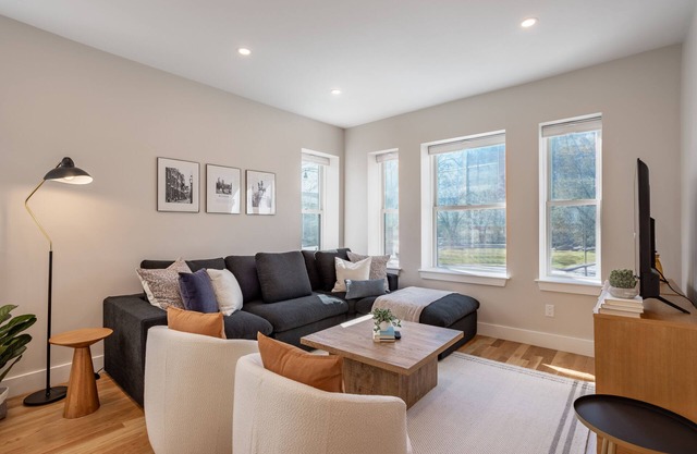 Luxurious Condo near MIT, Harvard & the T+ Parking