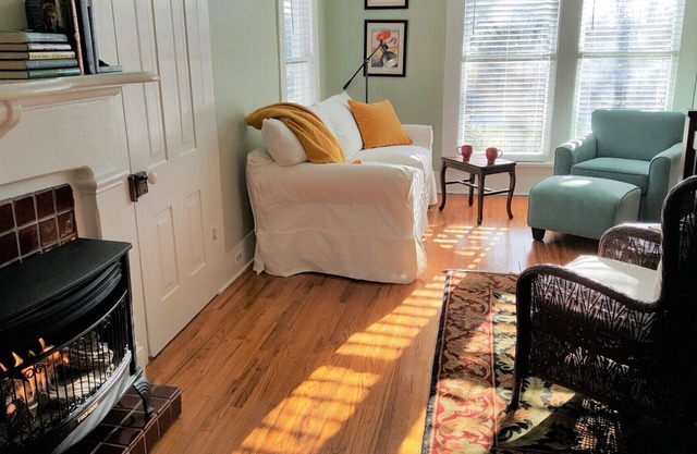 Luxurious Cottage that Accommodates Up to Six
