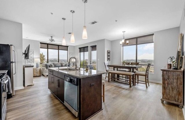 Luxurious Downtown Corner 2bd2bth-City/River-#320