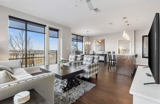 Luxurious Downtown Corner 2 bd 2bth-#220