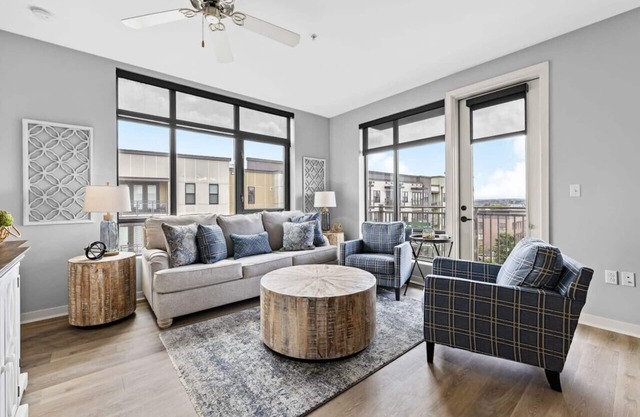 Luxurious Downtown Corner unit- 2 Bd2 Bth -#321
