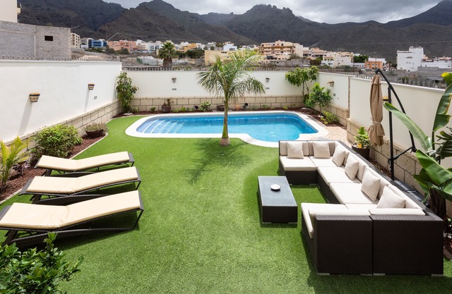 Luxurious downtown villa with private pool