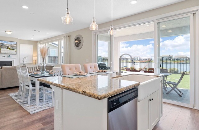 Luxurious Family Retreat Lakeside