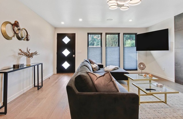 Luxurious Fully Equipped 3BR Private Home in Eagle