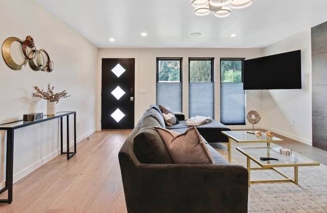 Luxurious Fully Equipped 3BR Private Home in Eagle
