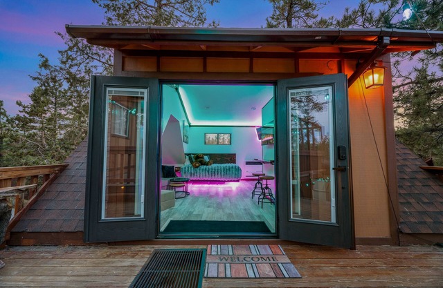 Luxurious Getaway w/ XL jacuzzi & lighting experience