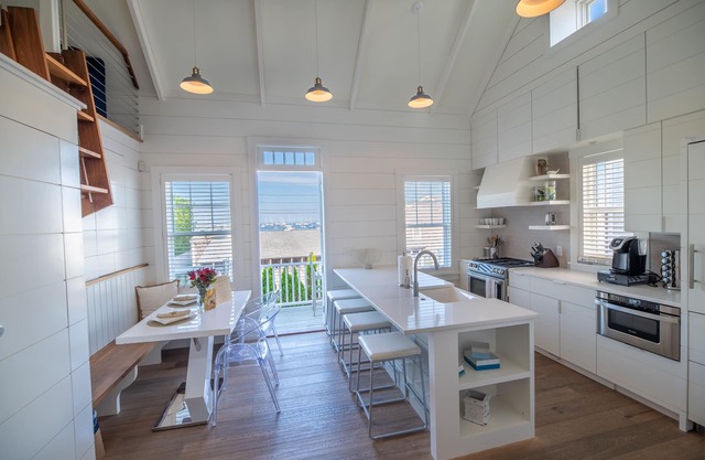 Luxurious Harbor View “Elizabeth” Cottage! Walk & bike to everything