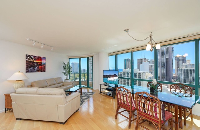 Luxurious High floor Waikiki Landmark Condo, Ocean & Diamond Head views!