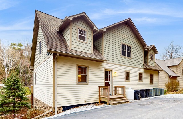 Luxurious home right on the river w/a full kitchen - perfect for fishing