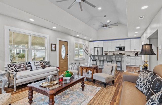 Luxurious home within walking distance to Downtown Morehead City (Conch's Point Cottage)