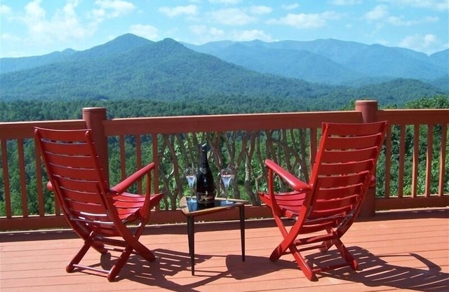 Luxurious Isolated Mountain Home with Outdoor Hot Tub and Million Dollar Views