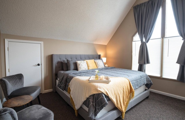 Luxurious king bed suite overlooking Nashville steps to dining and shopping!