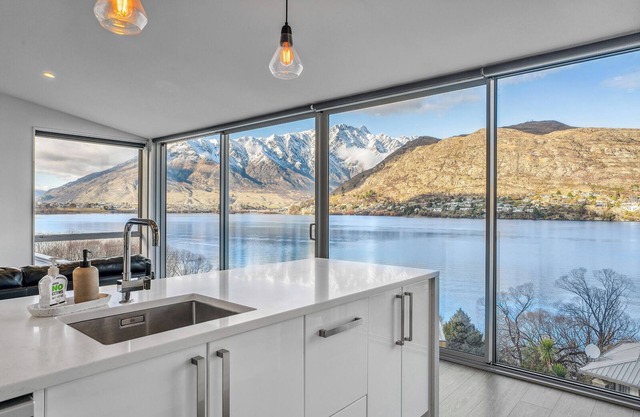 Luxurious Lakefront House with Panoramic Mountain Views