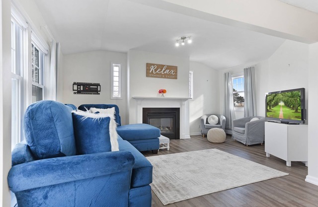 Luxurious Lakefront Home- Niagara