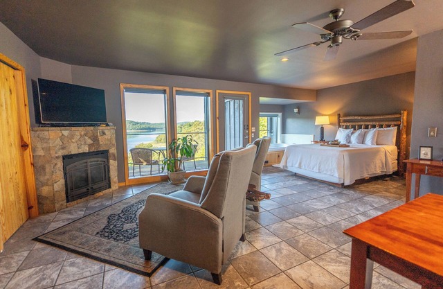 Luxurious Lakeview Cabin with Jetted Tub