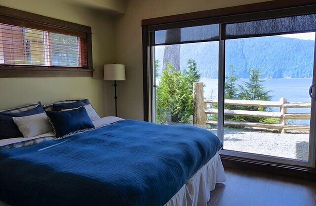 Luxurious Modern Oceanfront Cottage in Port Renfrew