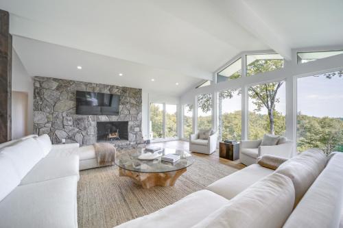 Luxurious Mountain Retreat with Long Range Views!