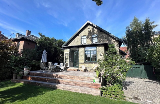 Luxurious, private, centrally-located Mansion