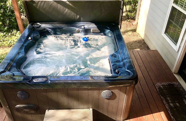 Luxurious Private Studio Get-away w/Hot Tub, Koi Pond & Fire Pit!