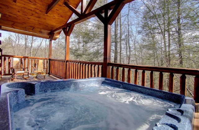 Luxurious, Romantic, Cozy Cabin/Great Reviews/Close to Town/Clean/Hot tub!