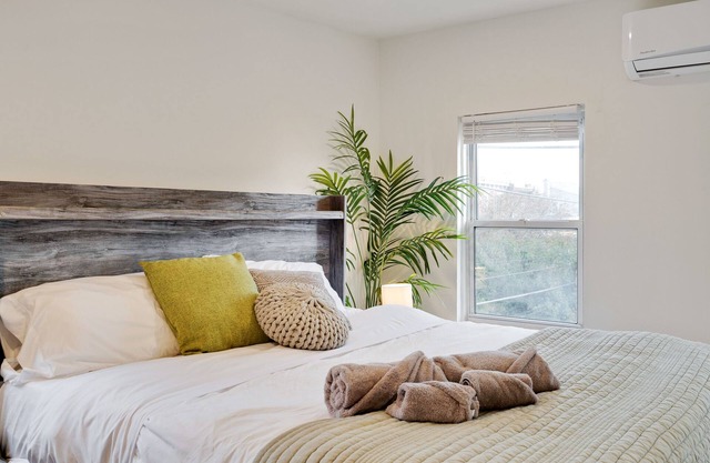 Luxurious romantic suite w/King Bed, Center City, Fitshtown, Couples, Free WIFI