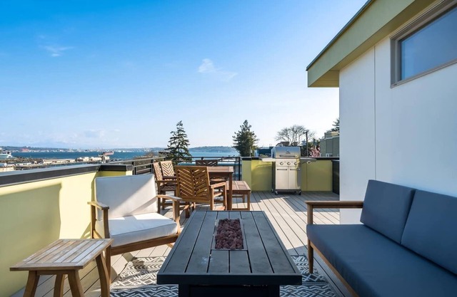 Luxurious Seattle townhome w/Mt Rainier and skyline views!