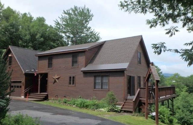 Luxurious ski chalet w/mountain views, near Mount Snow