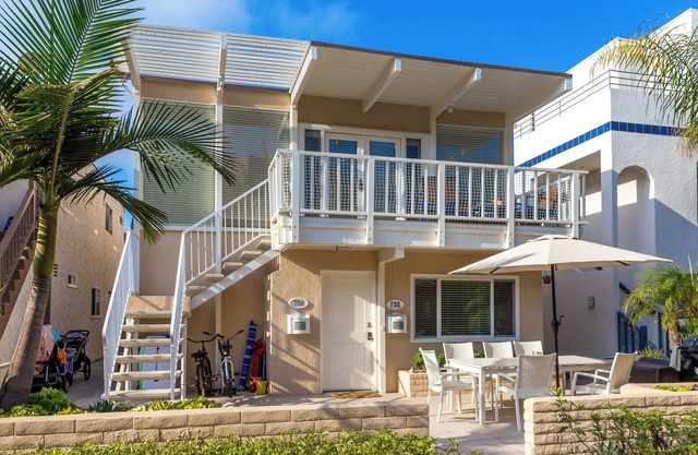 Luxurious & Spacious Beach house with AC & private sunlit patio, steps to sand!