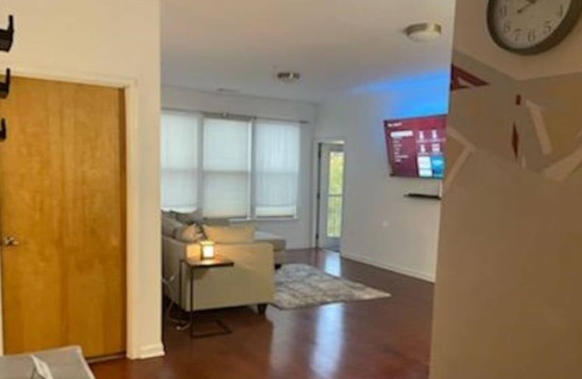 Luxurious top floor 2 bed/ 2 bath condo