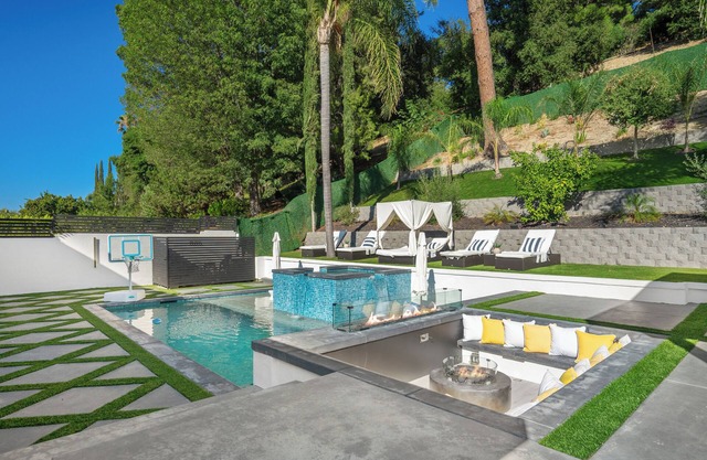 Luxurious Villa in Woodland Hills