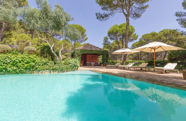 Luxurious Villa ‘La Casa Roja’ with Pool, Mountain View & Wi-Fi