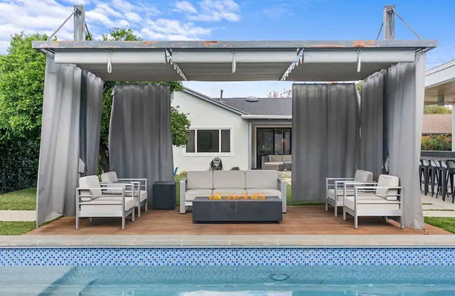Luxurious Villa W/Pool, Spa, outdoor kitchen!