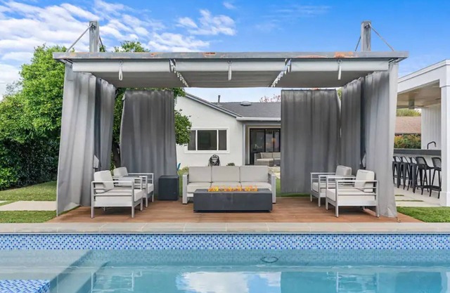 Luxurious Villa W/Pool, Spa, outdoor kitchen!