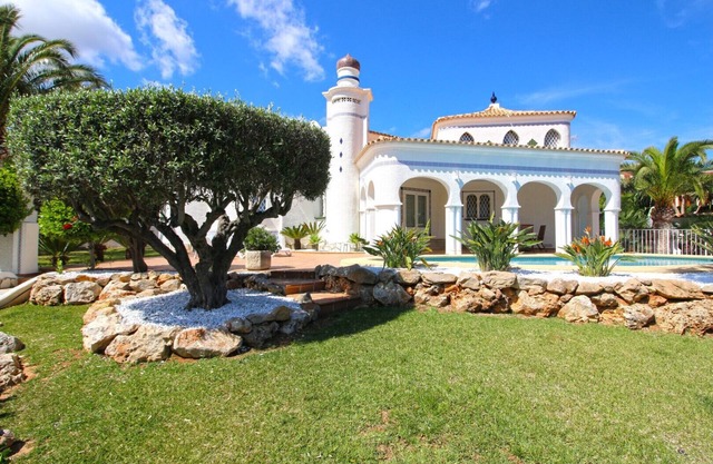 Luxurious Villa with air conditioning and pool Marquesa GU 6 People