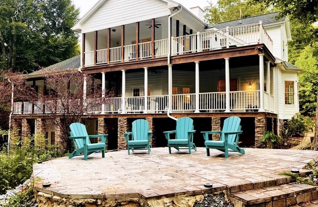 Luxurious waterfront house on lake Hartwell 20 minutes from Clemson