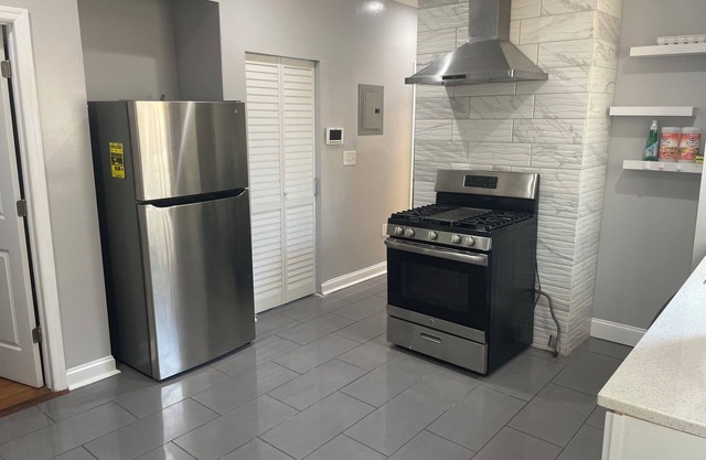 Luxuriously furnished 3 BR apartment