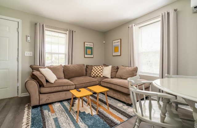 Luxury 1 bed APT near Five Point. Pets welcome!