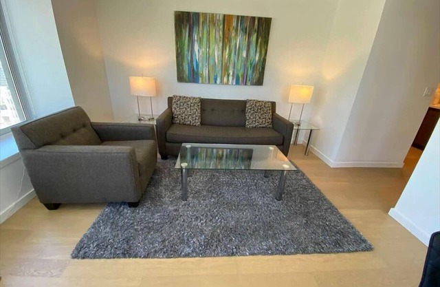 Luxury 1 BR | Outdoor Pool & Gym | Laundry | SOMA
