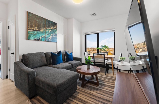 Luxury 1BR Close to Boston 5367