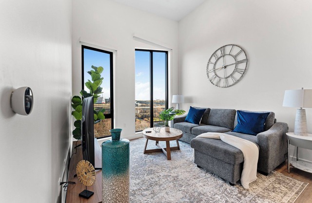 Luxury 1BR Next to Airport 1932