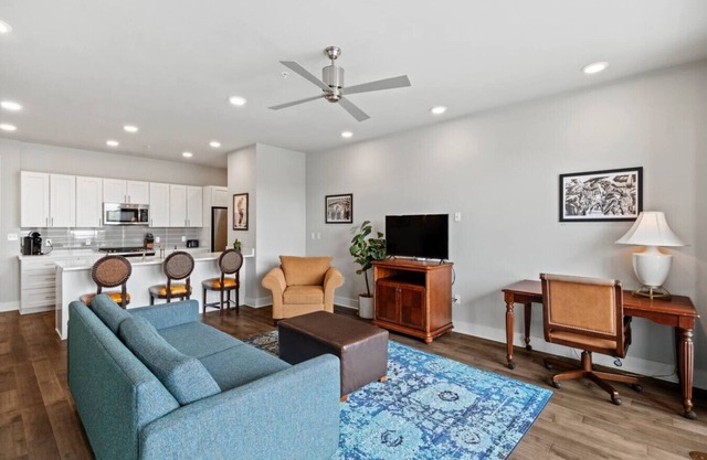 Luxury 2 Bed 2 Bath Condo In Bywater with Pool!