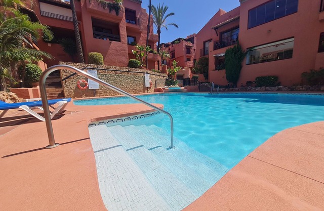 Luxury 2-Bed Apartment Elviria - Pool, Sauna & gym