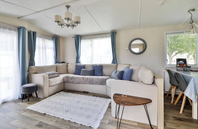 Luxury 2 bedroom holiday home with sea views. Family friendly, walkable to town