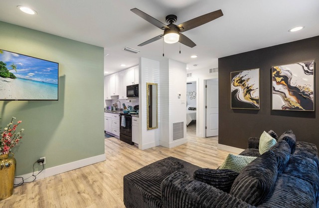 Luxury 2-bedroom house in Tampa 5mins to USF & Busch Gardens onsite Parking